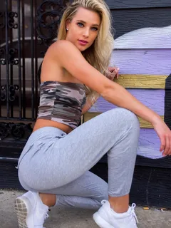 Allie escort in Istanbul